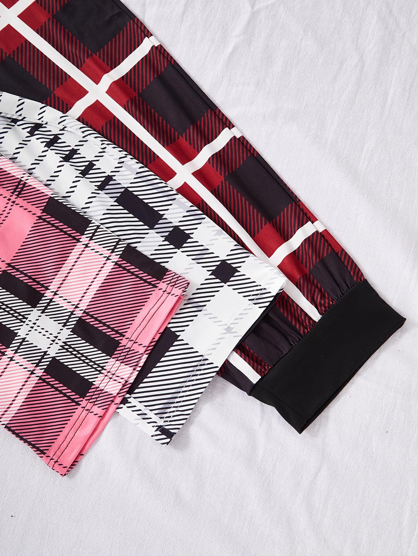 A New Six-Piece Casual Set for Women Featuring Heart-Shaped Printed Pockets, Long-Sleeve And Short-Sleeve Tops, Checkered Trousers, And Pajama Ensembles