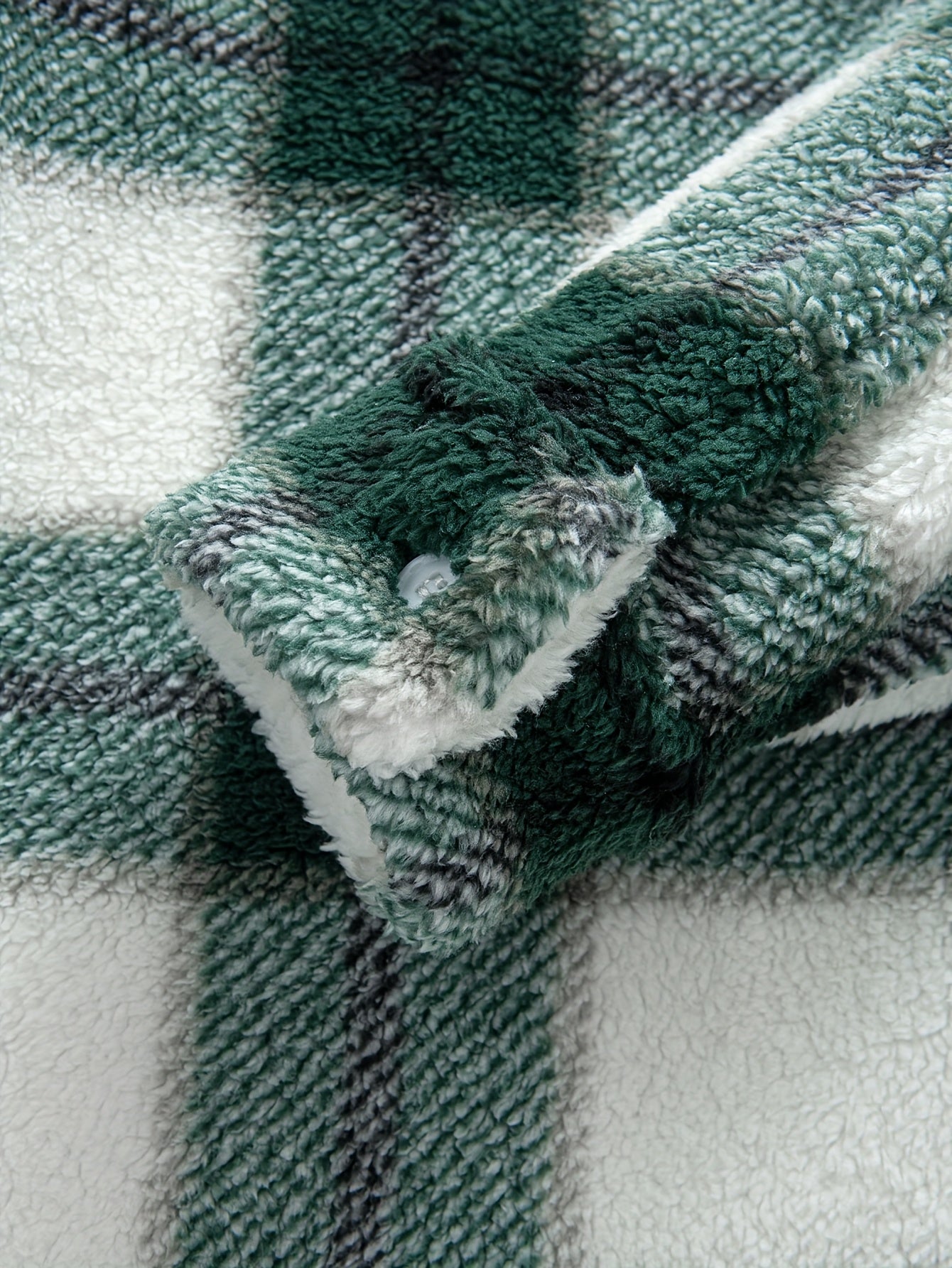 1pc Men's Plush Fleece Jacket with Green/White/Black Plaid Pattern - Double-Sided Collar & Lapel, Button-Front Closure, Regular Fit Long Sleeve Coat for Autumn/Winter, Casual & Semi-Formal Wear (Hand Washable)