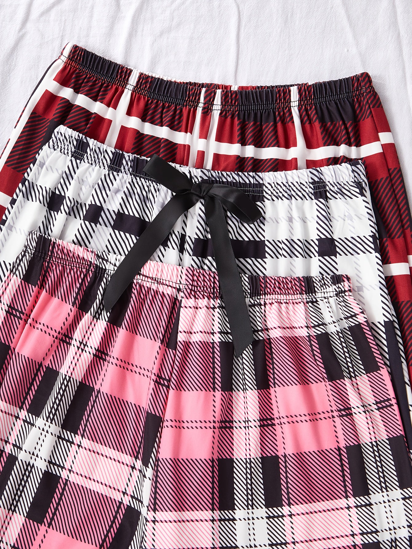 A New Six-Piece Casual Set for Women Featuring Heart-Shaped Printed Pockets, Long-Sleeve And Short-Sleeve Tops, Checkered Trousers, And Pajama Ensembles