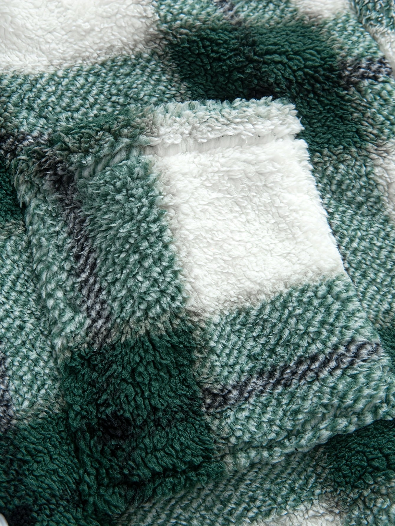 1pc Men's Plush Fleece Jacket with Green/White/Black Plaid Pattern - Double-Sided Collar & Lapel, Button-Front Closure, Regular Fit Long Sleeve Coat for Autumn/Winter, Casual & Semi-Formal Wear (Hand Washable)